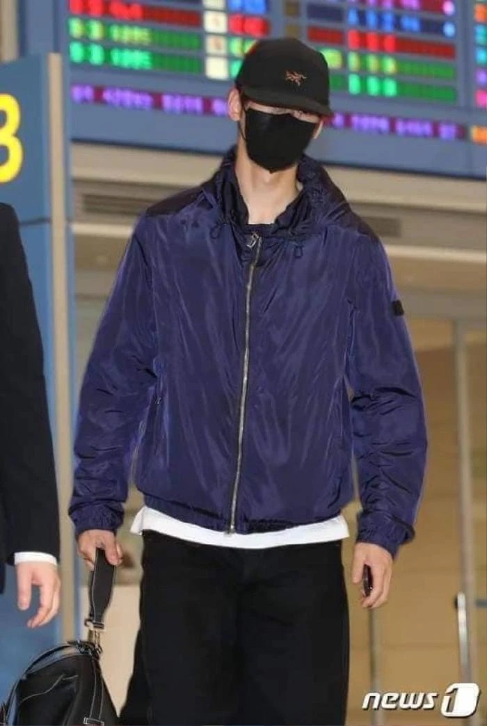 Anh trùm kín mít, bước đi thật nhanh