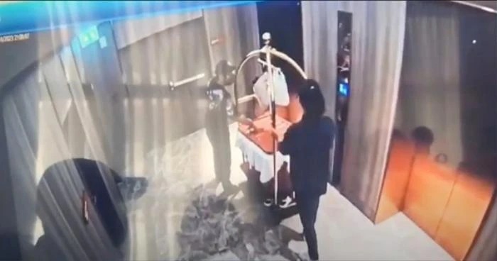 Wang bị nhóm bắt cóc nhét vào thùng nhựa rồi đẩy ra khỏi chung cư của mình với bỏ bọc là chuyển đồ