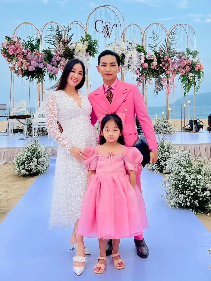 Với chiếc đầm trắng tinh khôi khán giả cứ ngỡ Khánh Thi là nhân vật chính trong bữa tiệc.