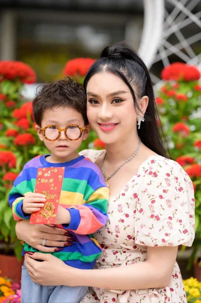 Lâm Khánh Chi và quý tử.