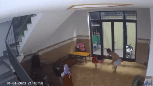 Hình ảnh ông T. đập đánh bà P. dã man.