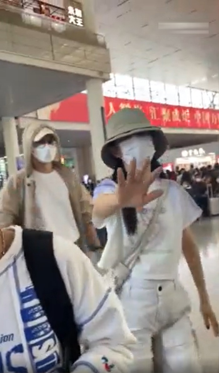 Tạ Na tiến lại gần và giật điện thoại, che camera của người hâm mộ.