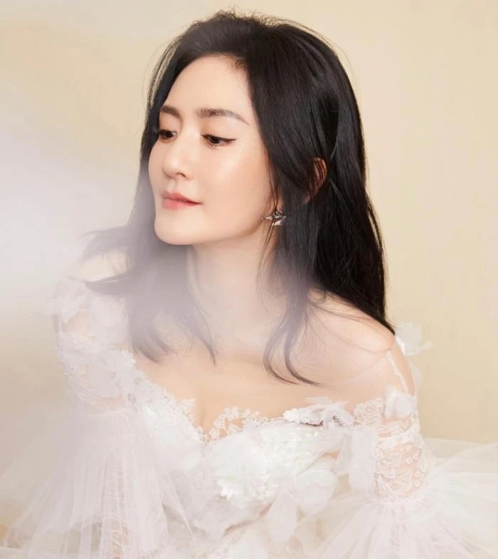 Nữ MC đình đám xư Trung Tạ Na.