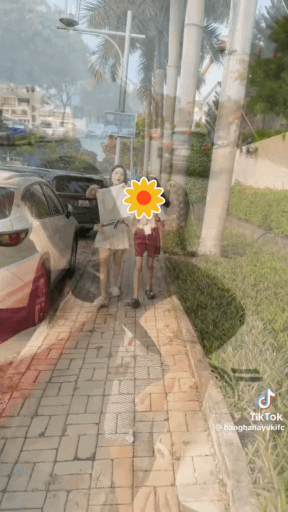 Mới đây, netizen truyền tay nhau đoạn clip người đẹp cùng ông xã đón 2 con gái lớn đi học về. Chuyện sẽ chẳng có gì đáng nói nếu như đôi chân của Đoàn Di Băng không tự động “biến hình”.