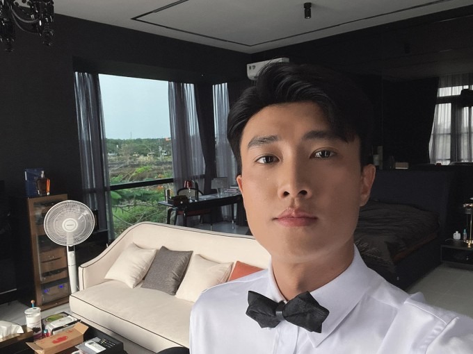 Phòng ngủ của nam diễn viên rộng hơn 100 m2, được trang bị sofa, giường ngủ, bàn làm việc phong cách hiện đại.