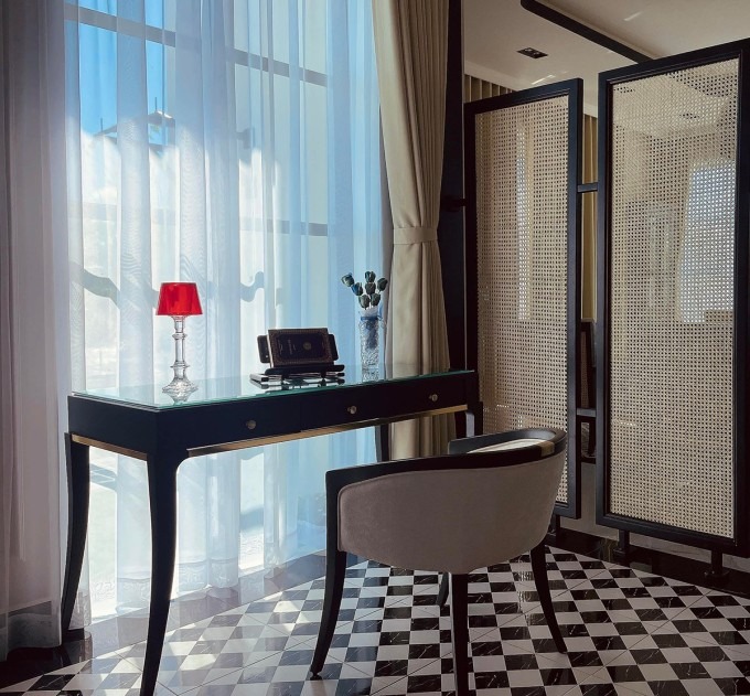 Anh dành riêng một khu vực cho sở thích đọc sách. Từ nhiều năm nay, Quốc Trường duy trì thói quen đọc sách bất kỳ khi nào có thời gian rảnh để tích lũy kiến thức cũng như các bài học cuộc sống.