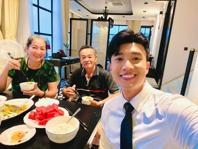 Hai người cùng gia đình cậu con trai lớn hiện sống tại một căn biệt thự khác của nam diễn viên tại thành phố Cần Thơ.