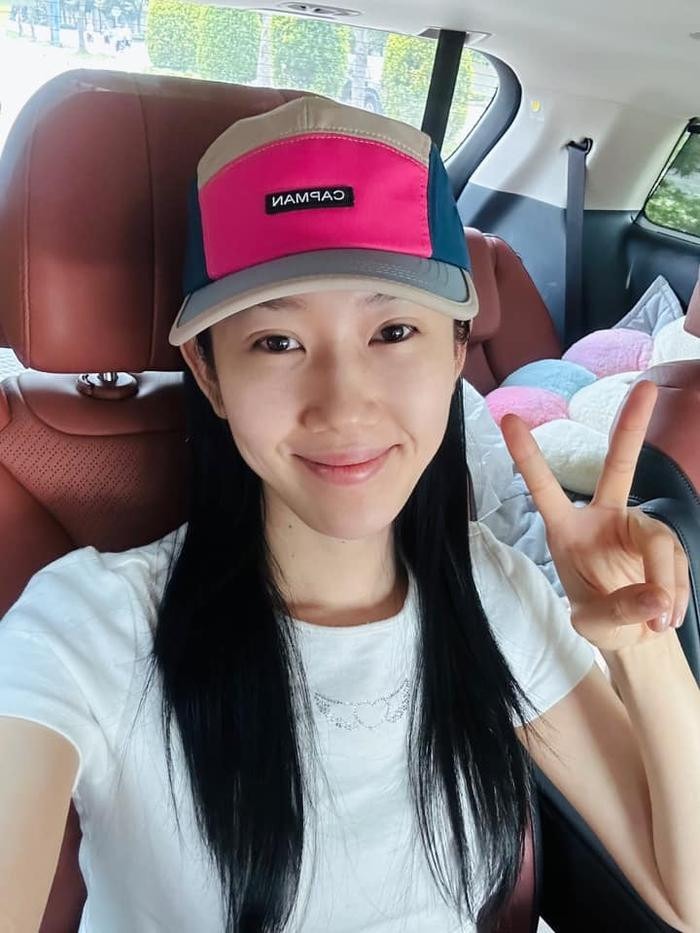 Mặt mộc của Thúy Ngân để lộ dấu hiệu sức khoẻ sa sút.