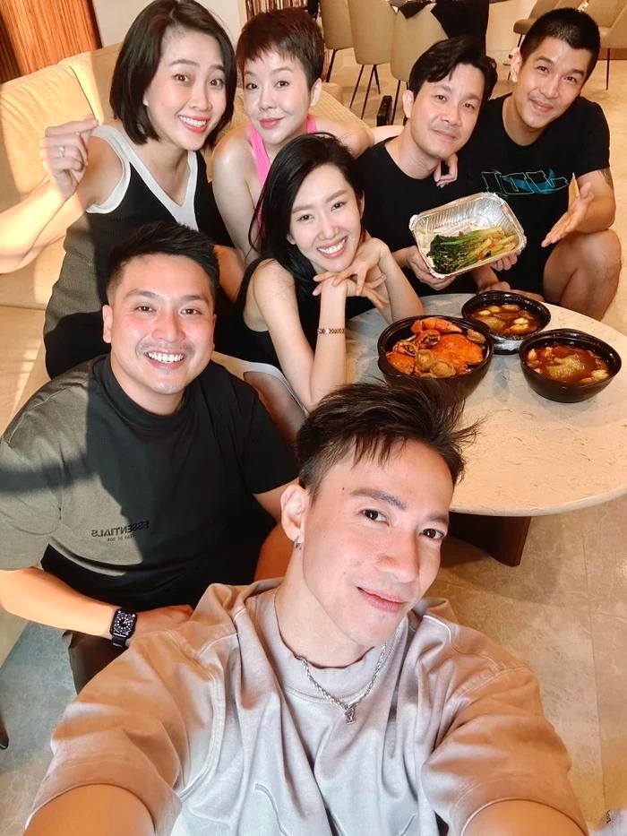 Thuý Ngân xuất hiện bên bạn bè với gương mặt nhợt nhạt, kém tươi tắn.