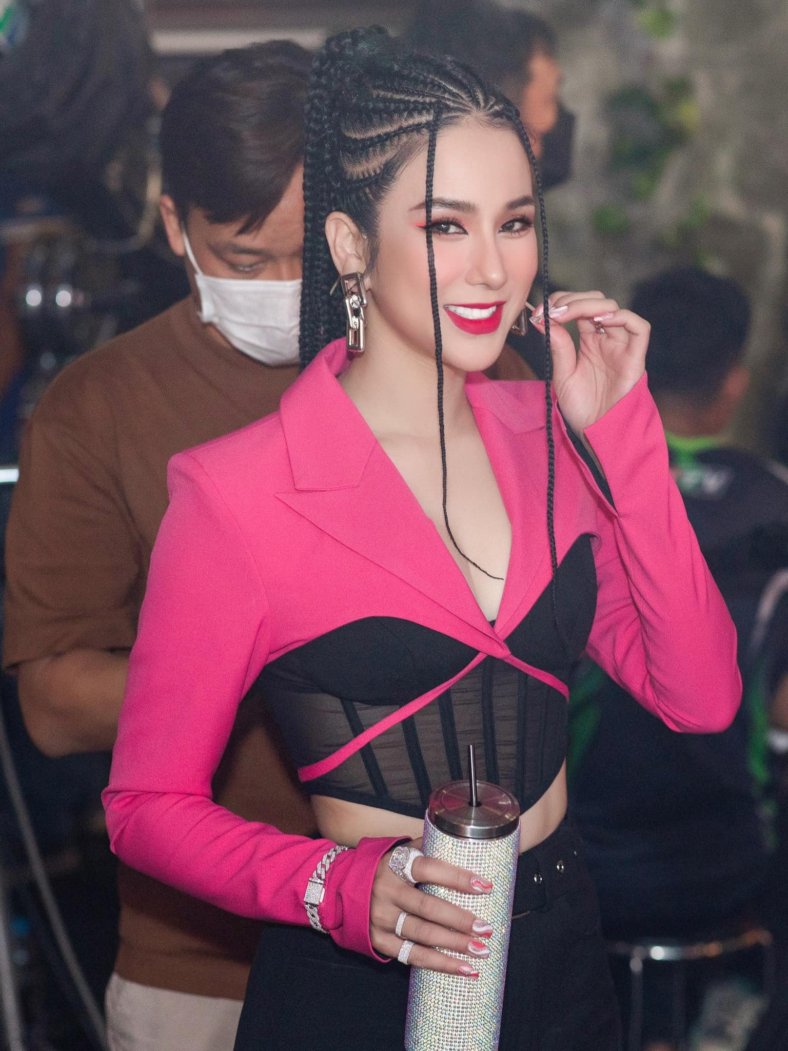 Cô đắt show sự kiện và làm giám khảo các cuộc thi sắc đẹp