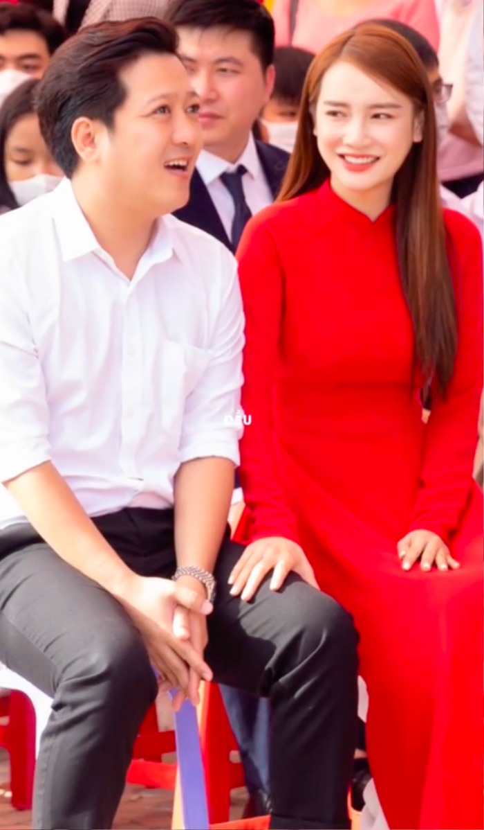 Visual xinh đẹp, rạng rỡ của mẹ bầu cũng khiến dân tình xuýt xoa khen ngợi