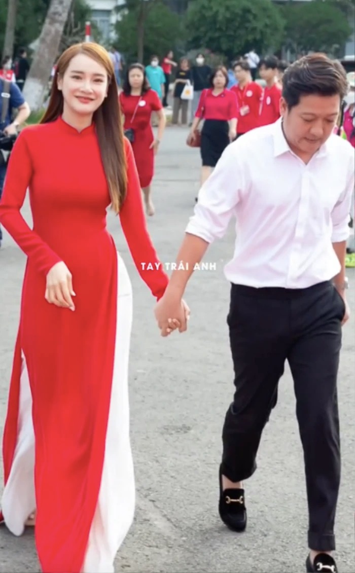 Trường Giang tình tứ nắm tay Nhã Phương tại sự kiện