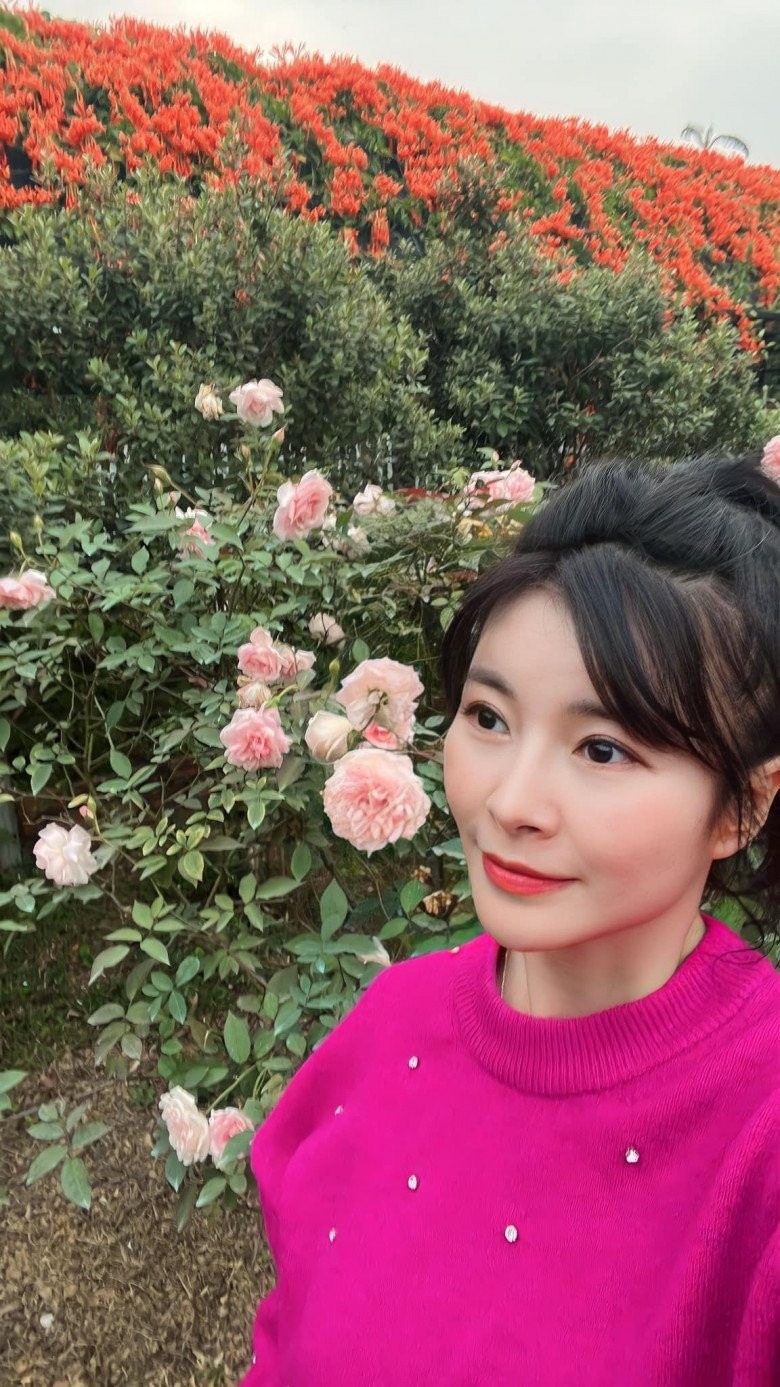 Khác hẳn với trên màn ảnh, Kim Oanh ở ngoài được khen hiền, tươi tắn.