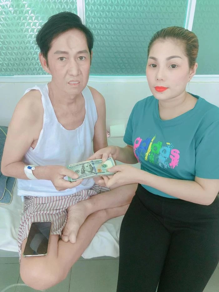 Ca sĩ Khánh Băng đại diện Bình Tinh trao tặng đến nam ca sĩ