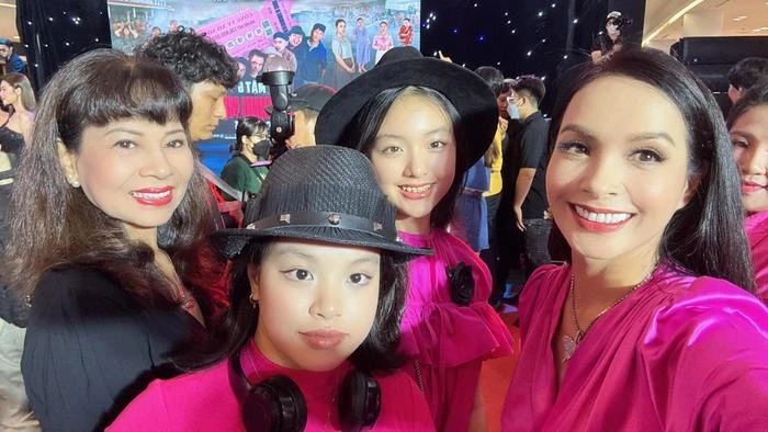 Thúy Hạnh hào hứng xả kho loạt khoảnh khắc cùng gia đình đến chúc mừng buổi ra mắt phim Lật mặt 6 của Lý Hải.