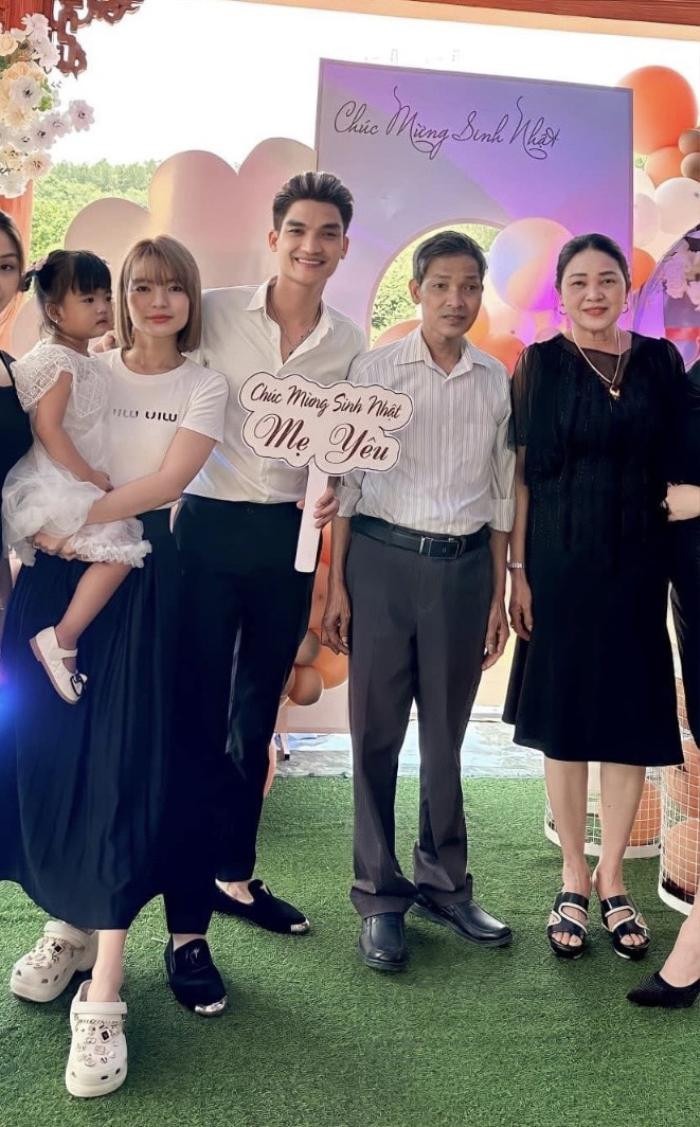 Có thể thấy, mối quan hệ của Vy Pumpe và mẹ chồng khá thân thiết.