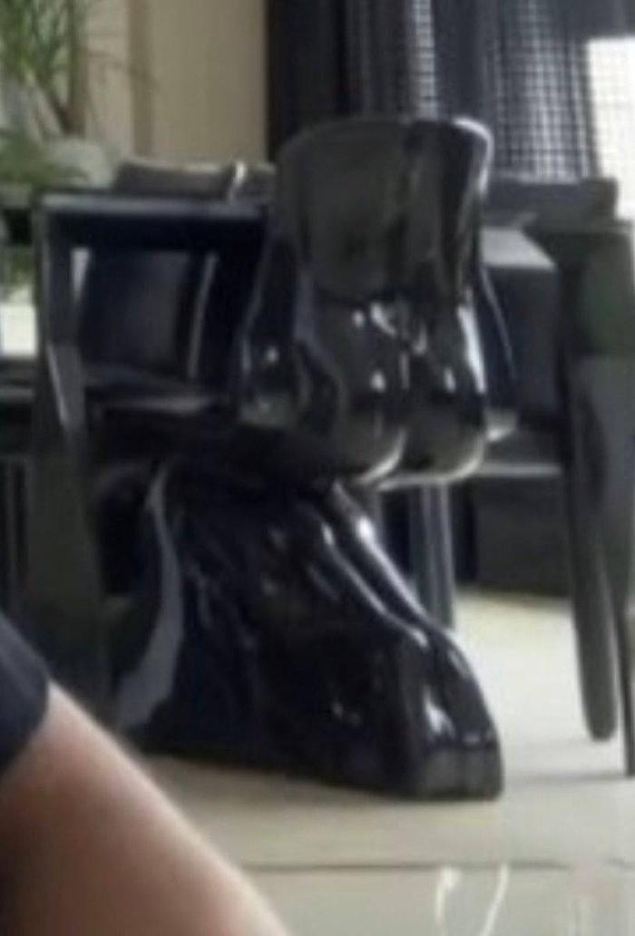 Chiếc ghế có hình dáng mông người được đặt trong nhà của thành viên BTS