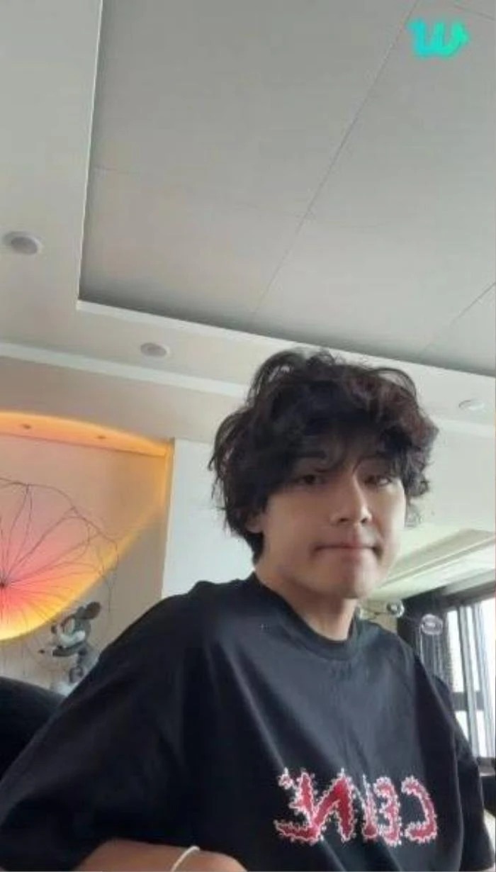 V (BTS) livestream trong hơn ba phút chỉ để khoe mái tóc bù xù
