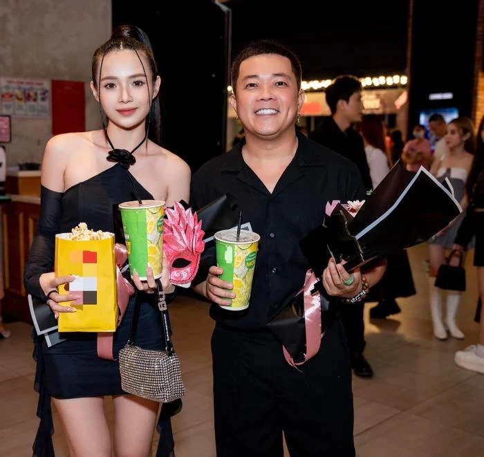 Sau khi khép lại sự kiện, việc Hoàng Mèo chủ động chia sẻ hình ảnh chụp cùng cô gái bị nghi là 