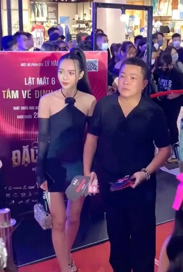 Hình ảnh Hoàng Mèo nắm tay gái lạ từng khiến cư dân mạng đã đưa ra những suy đoán khác nhau về mối quan hệ giữa nam diễn viên và người này