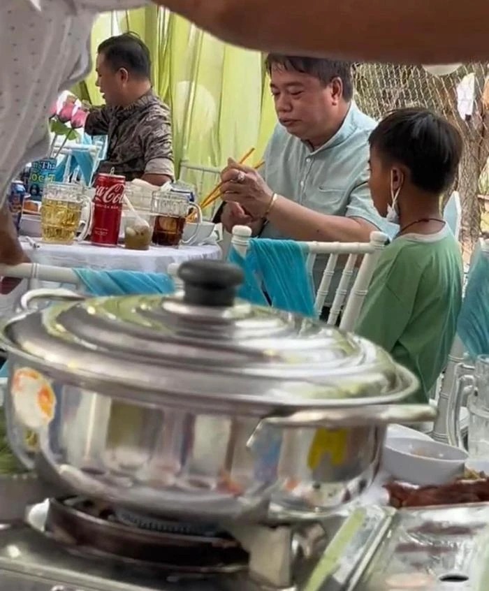 Người đàn ông dịu dàng hỏi xem cậu bé thích ăn gì để gắp cho