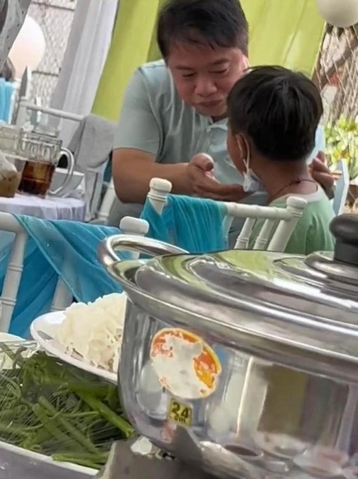 Ánh mắt dịu dàng của người đàn ông khiến cậu bé cũng tự nhiên hơn để dùng bữa