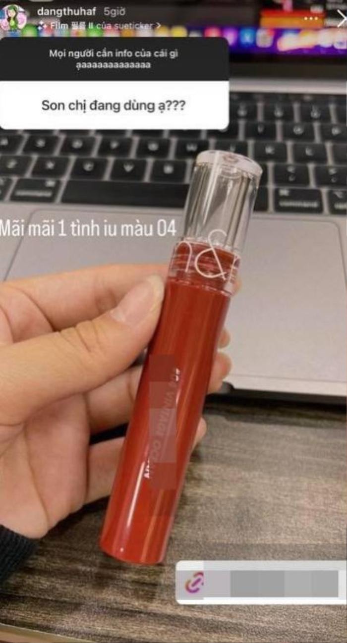 Cùng thời điểm, Thu Hà cũng khoe ảnh khi đang mang áo với chiếc cổ áo màu đen tương