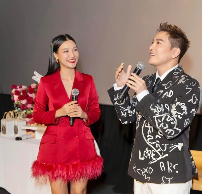 MC Hoàng Oanh thường góp mặt trong nhiều buổi họp báo ra mắt các dự án nghệ thuật của những đồng nghiệp thân thiết với vai trò là người 