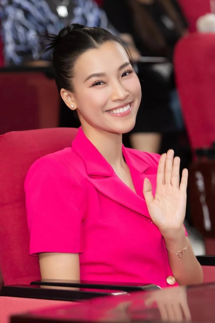 Dù khá bận rộn với lịch trình công việc nhưng MC Hoàng Oanh luôn nở nụ cười rạng rỡ và lan tỏa nguồn năng lượng tích cực