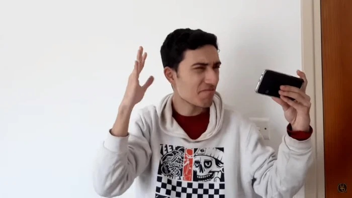 Anh chàng liên tục nhăn nhó vì quá... phiêu theo nhạc.