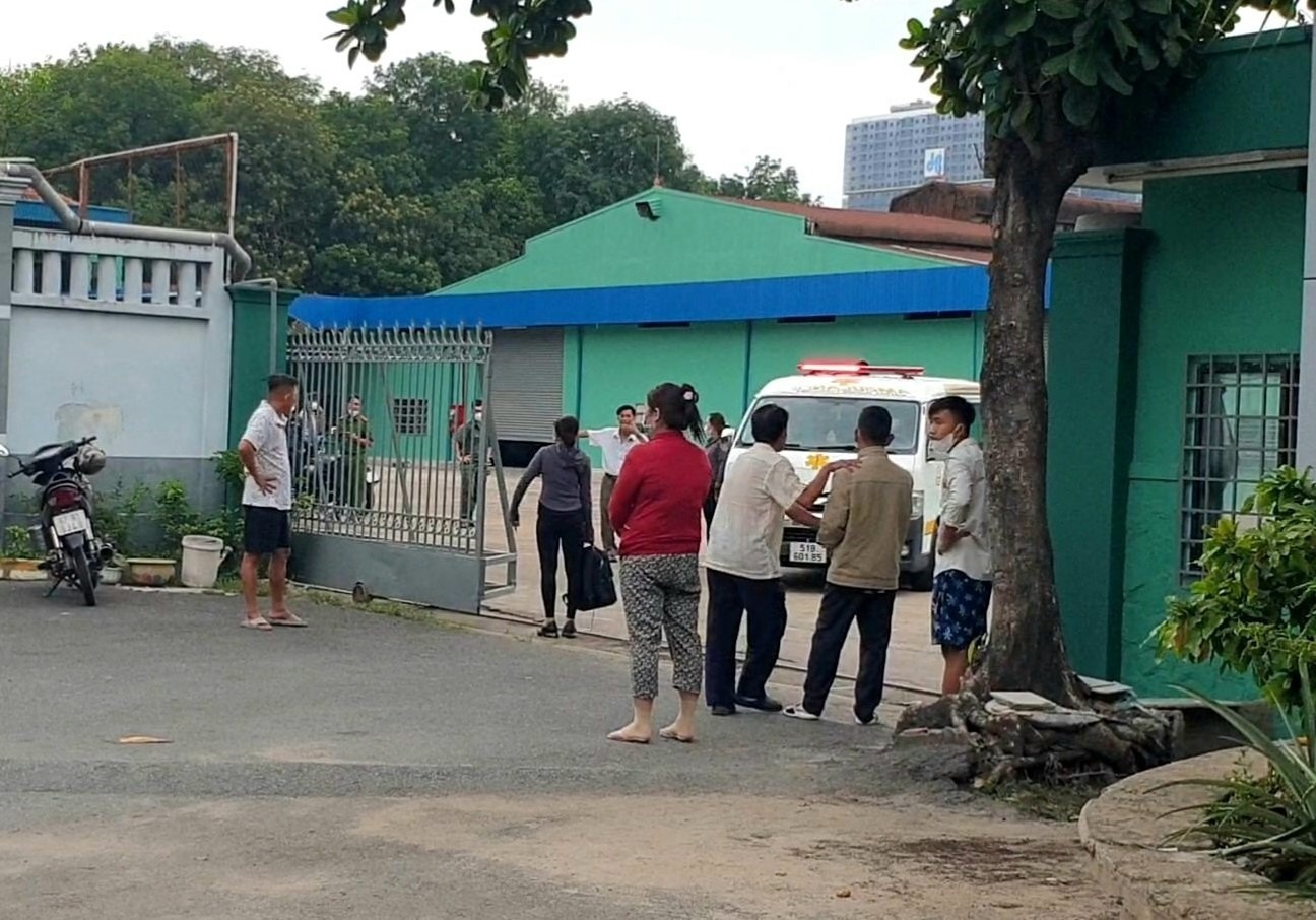 Công an điều tra vụ việc. Ảnh: Lao Động