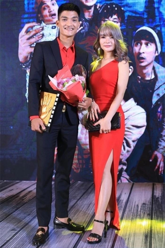 Thảo Vy là người duy nhất xin chụp ảnh với Mạc Văn Khoa, cả hai bén duyên từ đây