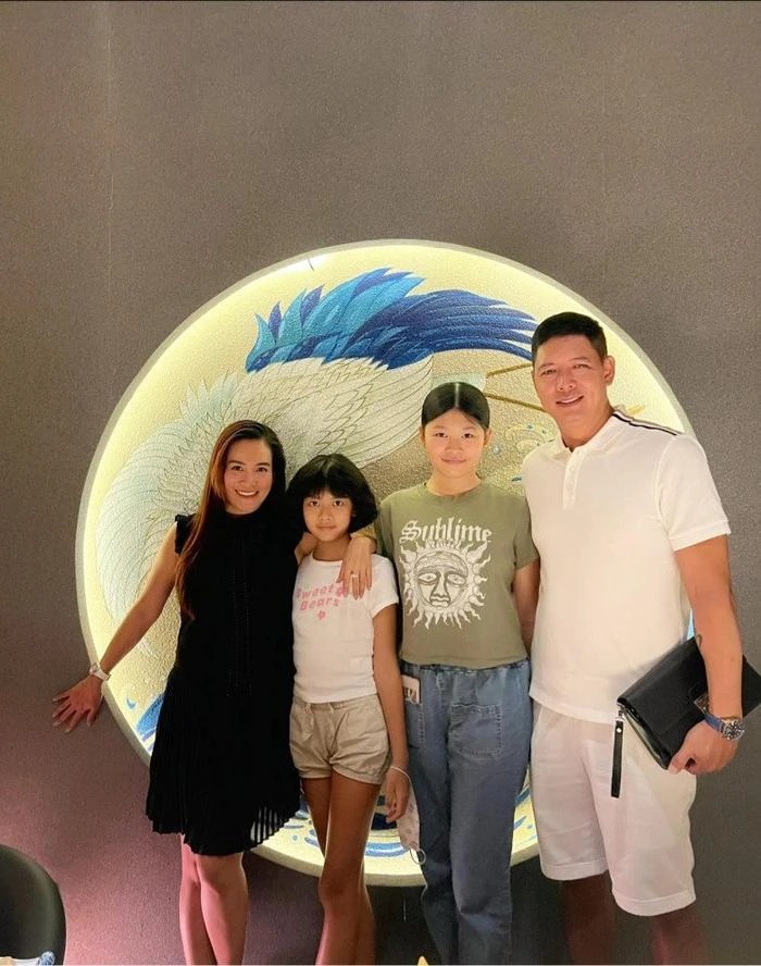 Mỗi lần chung khung hình, sự xuất hiện của hai thiên thần nhỏ nhà Bình Minh đều chiếm spotlight, nổi bật hơn cả nam diễn viên và bà xã.