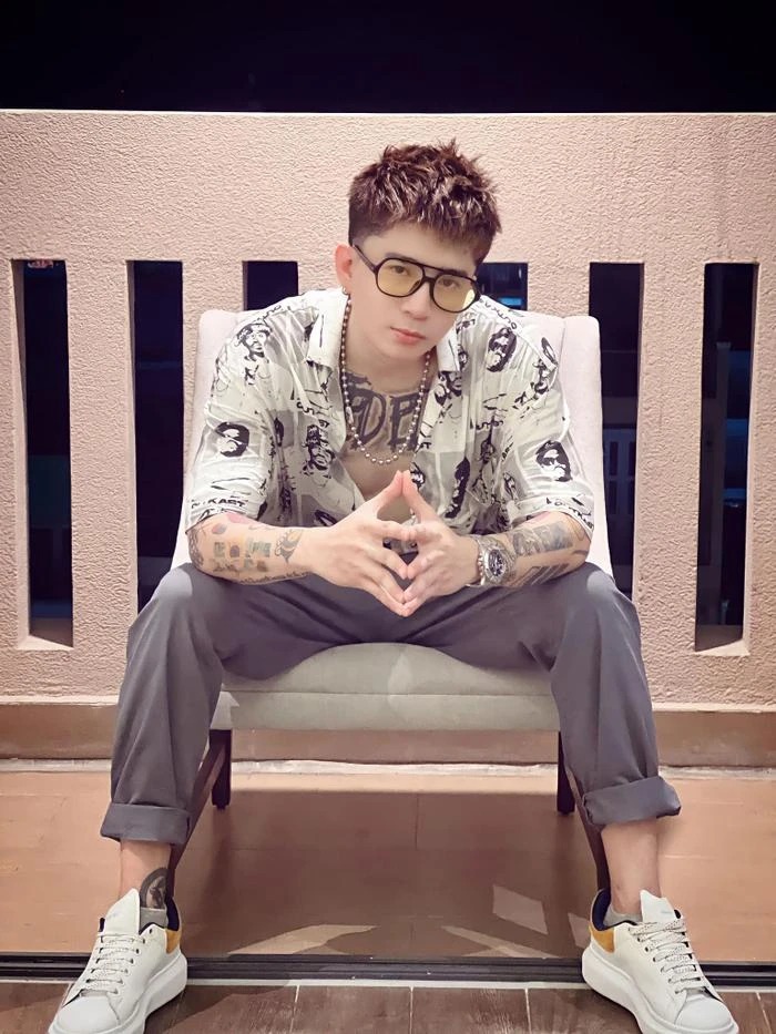 Chi Dân xuất hiện với diện mạo rạng rỡ, điển trai vốn có.