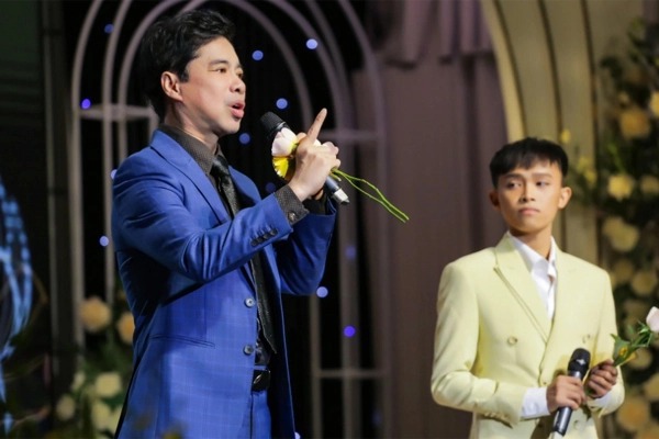 Sau khi chấm dứt hợp đồng với ekip Phi Nhung, Hồ Văn Cường được bầu Thụy và danh ca Ngọc Sơn 