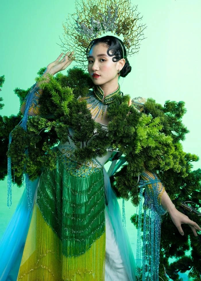 Bộ trang phục với tông màu xanh lá làm chủ đạo mang tên ‘Non Xanh Nước Biếc’.