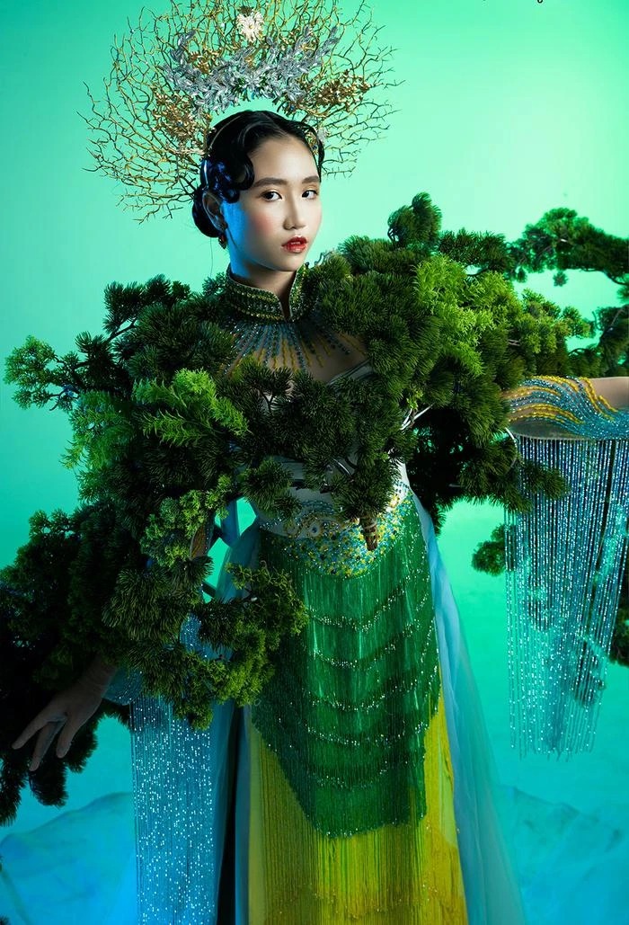 Với lợi thế về ngoại hình khi sở hữu chiều cao nổi bật - 1,66m cùng gương mặt khả ái, sáng sân khấu đã giúp cho Đặng Minh Anh nổi bật trong dàn mẫu nhí.