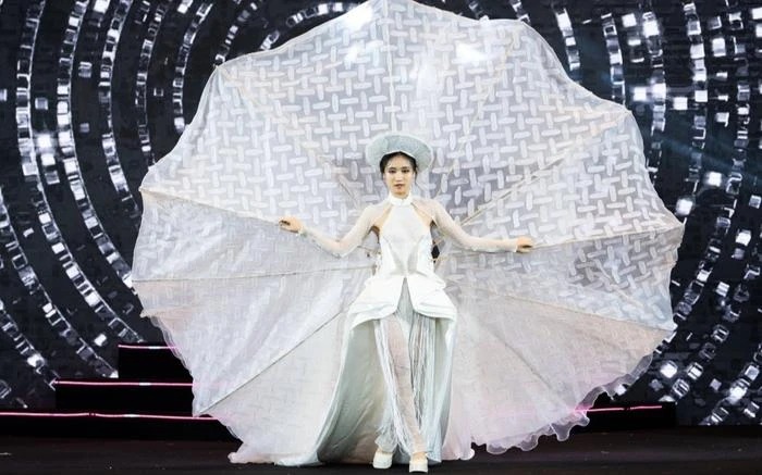 Minh Anh từng được giao trọng trách trình diễn với bộ trang phục lấy cảm hứng từ chiếc bánh tráng - một món ăn quen thuộc với người Việt Nam - có cân nặng 30kg.