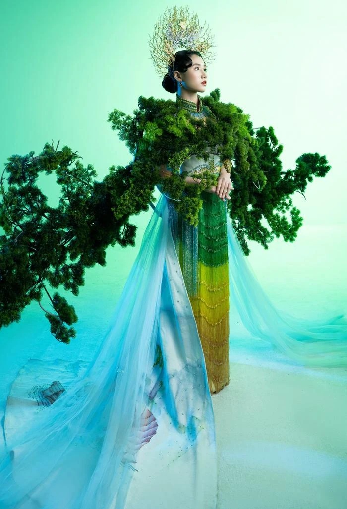 Minh Anh đảm nhận thể hiện những bộ trang phục nặng kí một cách chuyên nghiệp và đẹp mắt.