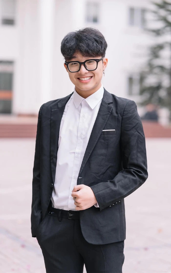 Con trai NSND Công Lý nhanh chóp “hớp hồn” dân tình bởi khí chất lãng tử cùng nụ cười tỏa nắng.