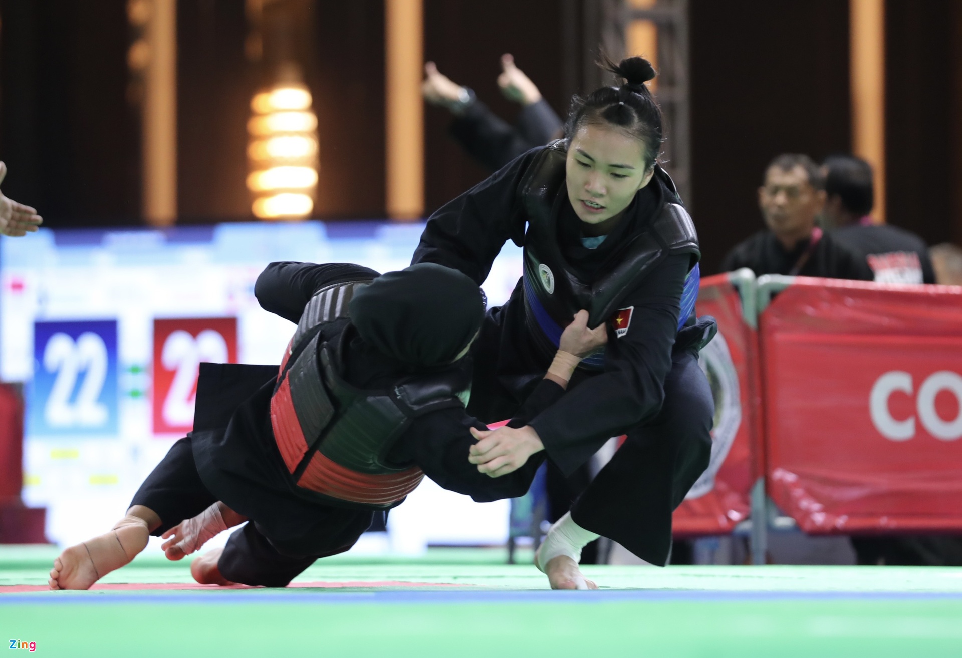 VĐV Indonesia bị HLV bắt đánh tiếp dù đã xin thua võ sĩ Việt Nam