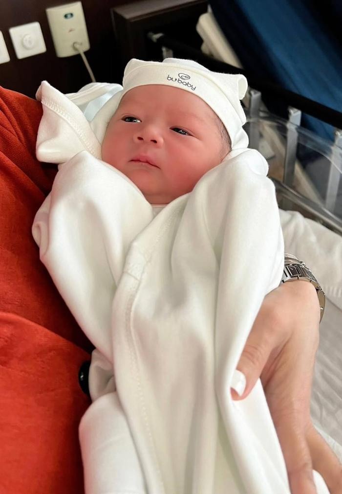 Nhóc tỳ thứ hai có gương mặt bụ bẫm, đáng yêu