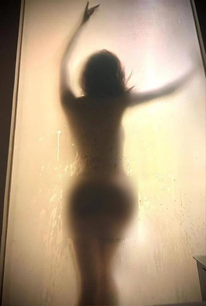 Elly Trần khoe đường cong, dùng tay che chắn vòng một nhưng để lộ gần như toàn bộ da thịt gây nhức mắt