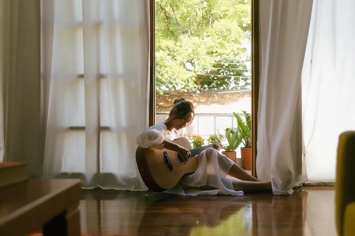 Lưu Hương Giang mang đến ca khúc có chủ đề sâu sắc, hướng đến sự tổn thương.