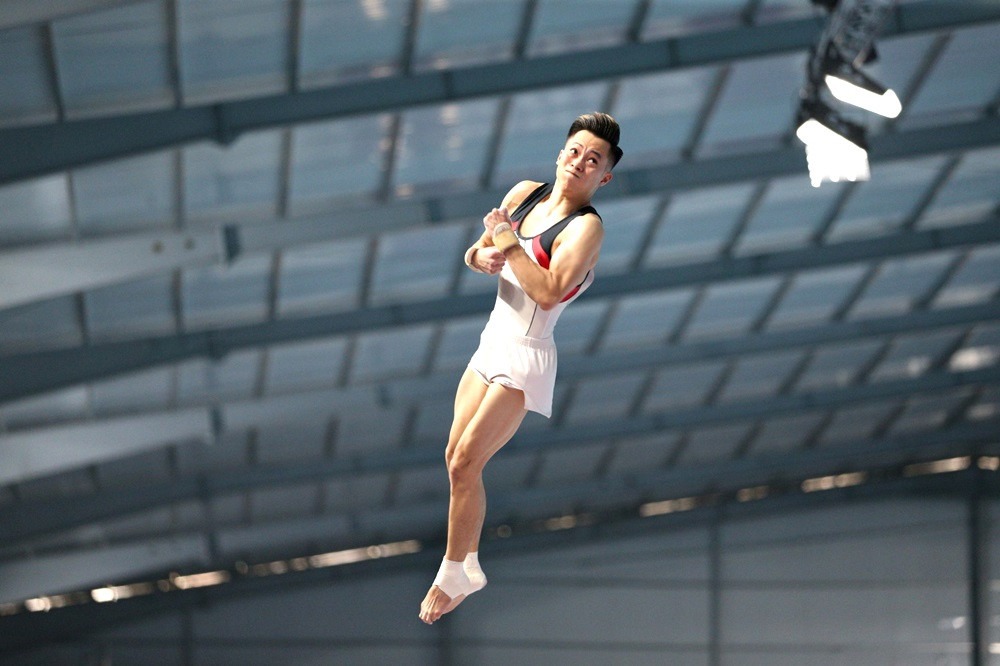 Lê Thanh Tùng trong bài thi xà đơn