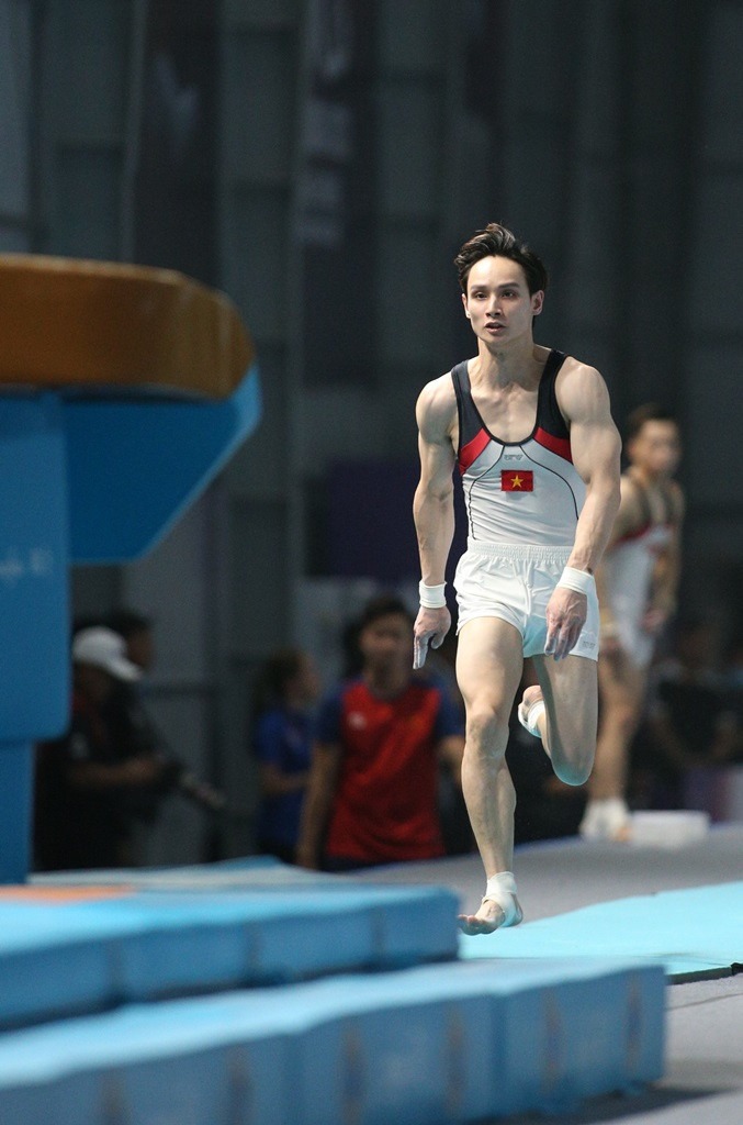 Đinh Phương Thành trong bài thi nhảy chống