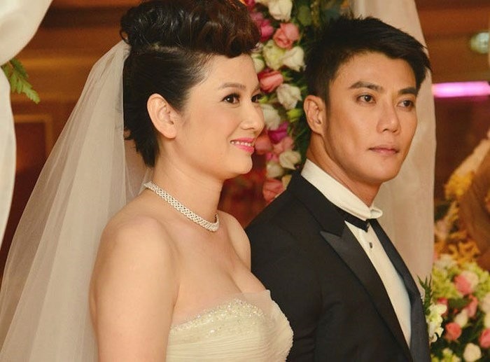 Đám cưới của Thúy Vinh và chồng người Singapore gặp nhiều điều tiếng, cả 2 đều bị nghi ngờ về giới tính.