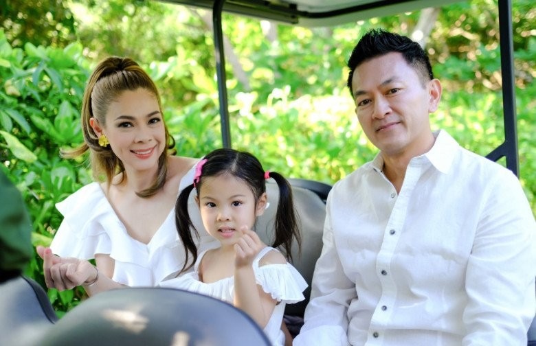 Thanh Thảo sinh con gái với bác sĩ Việt kiều Mỹ, sống sung sướng nơi xứ người.