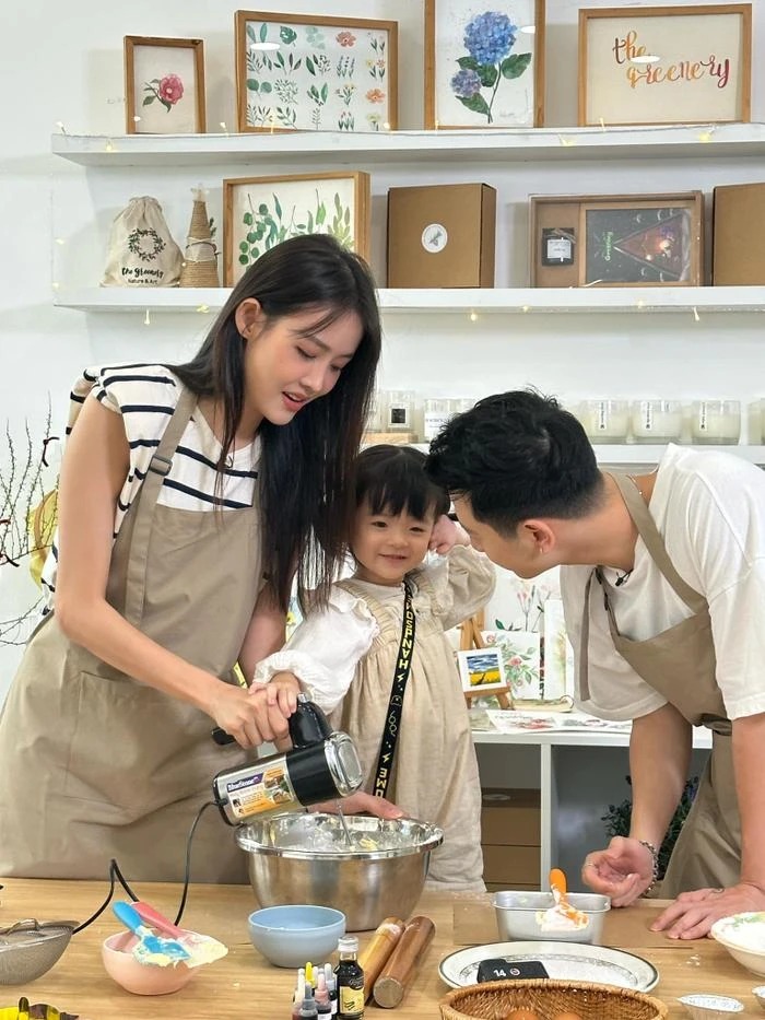 Tổ ấm của Trương Mỹ Nhân cùng bạn trai và con gái Bona