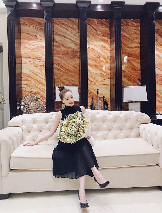 Qua những bức ảnh Bảo Thy từng chia sẻ, có thể thấycăn biệt thự được thiết kế theo phong cách hiện đại, sang trọng. Toàn bộ nội thất đều đến từ các thương thiệu nổi tiếng trên thế giới. 